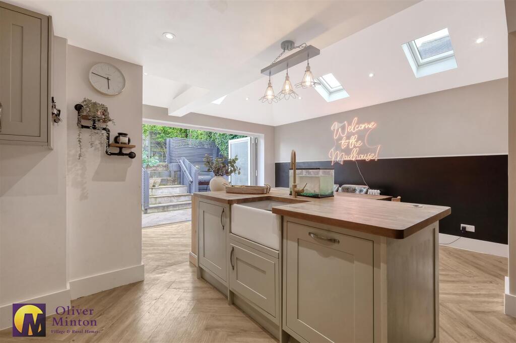 OPEN-PLAN THROUGH LOUNGE/KITCHEN DINER