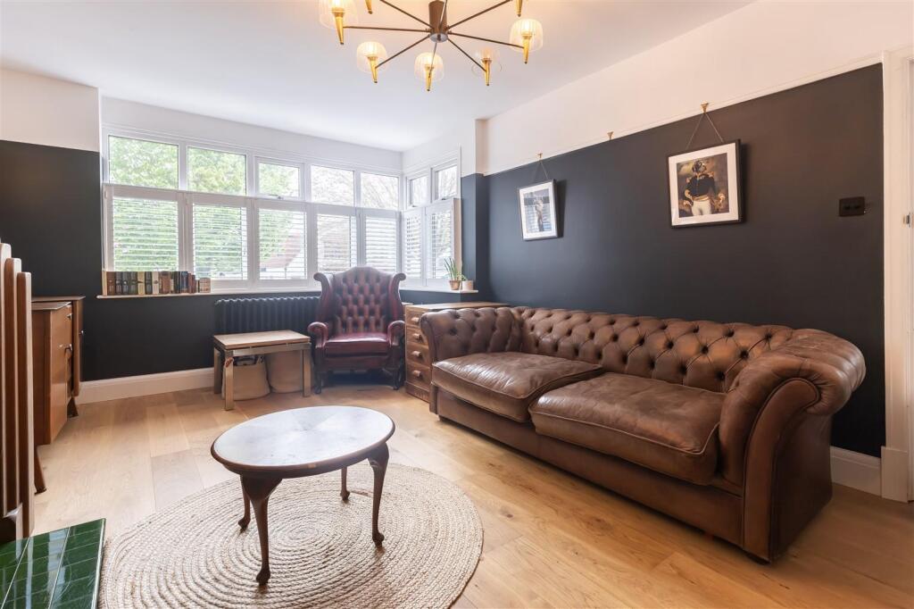 17 Woodland Way (11).jpg