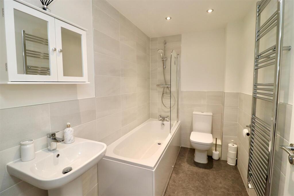 Bathroom Lister Garden.jpg