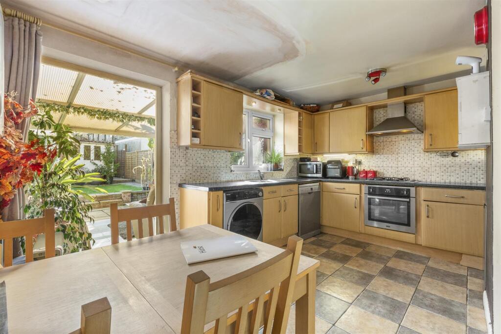 35 Deangarden Rise, HP11 1RF-8.jpg