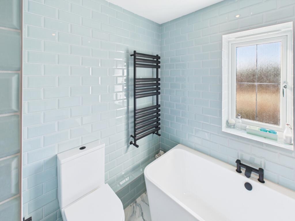 CAM04233G0-PR0017-STILL038