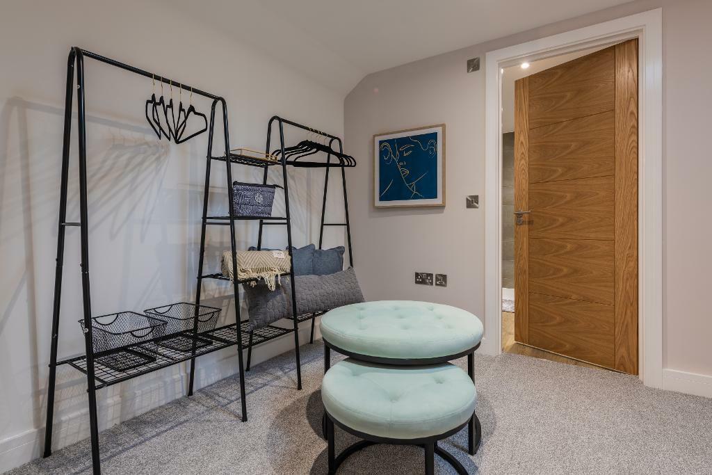 Dressing room (main bedroom)