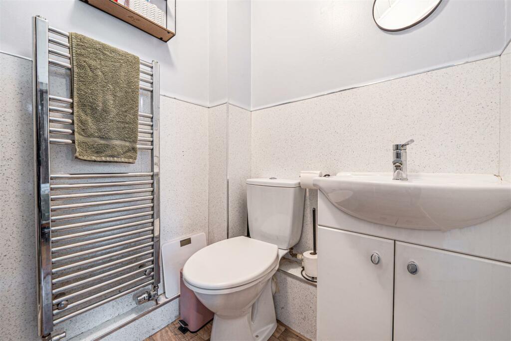 EN-SUITE SHOWER ROOM