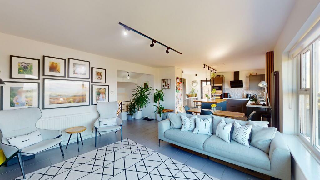 UPPER FLOOR OPEN PLAN LOUNGE, KITCHEN AND DINING R