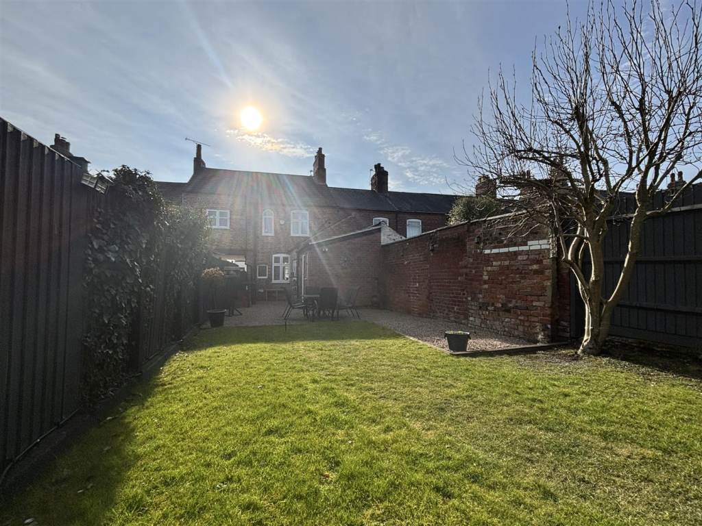 6 Avenue Road, Ashby