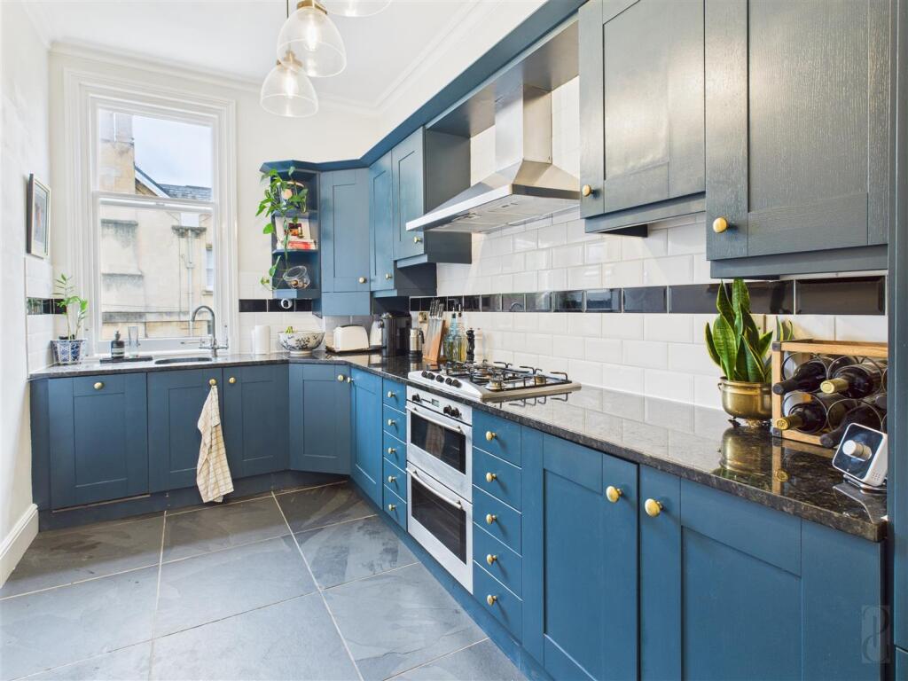 Kitchen 1.jpg
