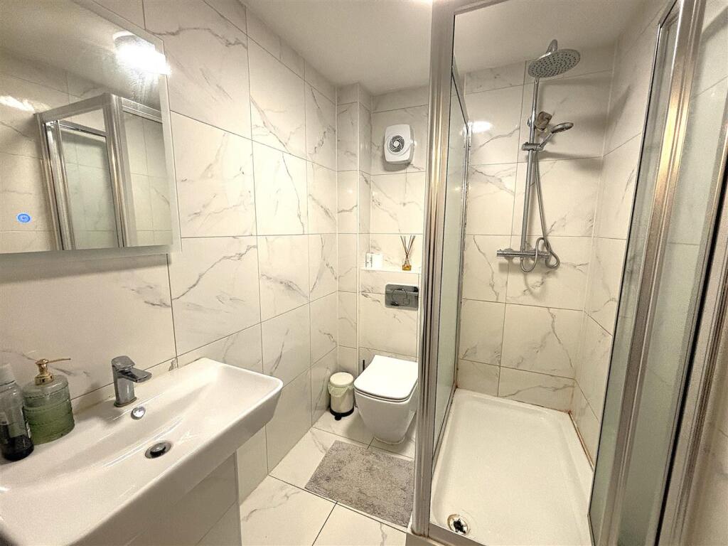 FAMILY SHOWER ROOM