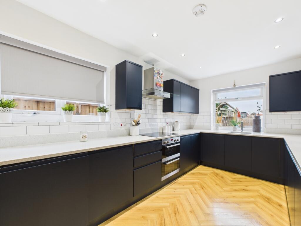 CAM02386G0-PR0149-STILL028