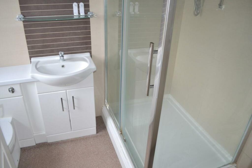 En suite (Medium).JPG