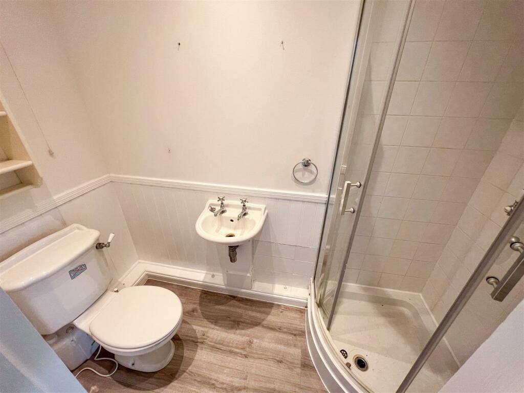 EN SUITE SHOWER ROOM