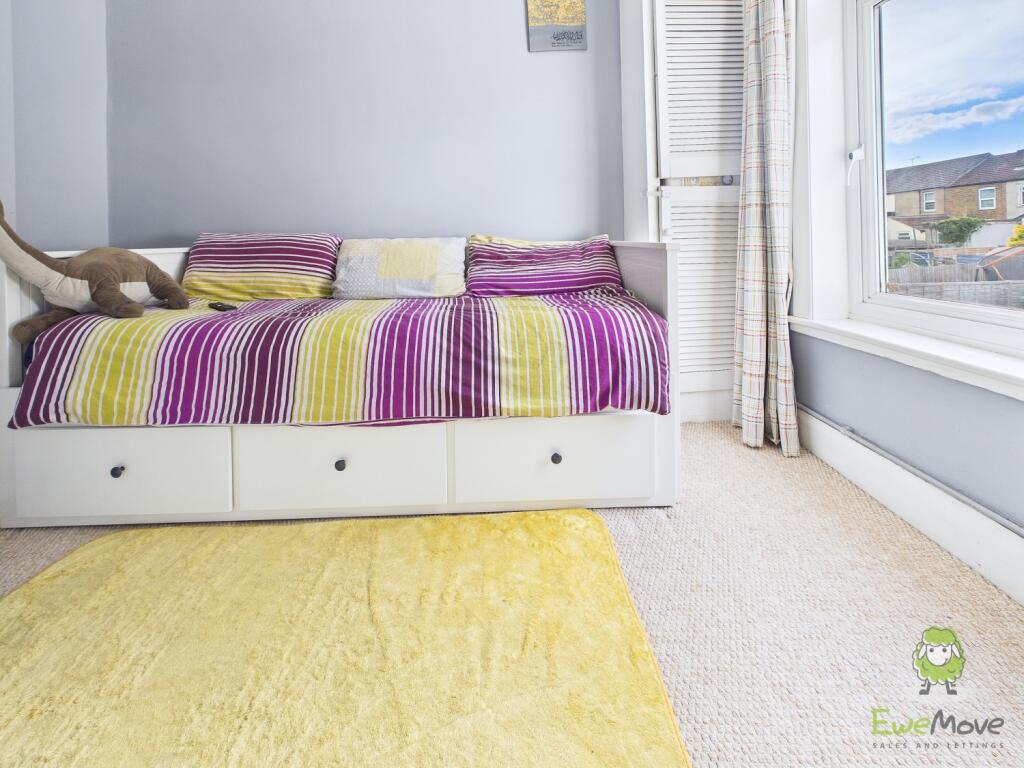 CAM01543G0-PR0157-STILL028