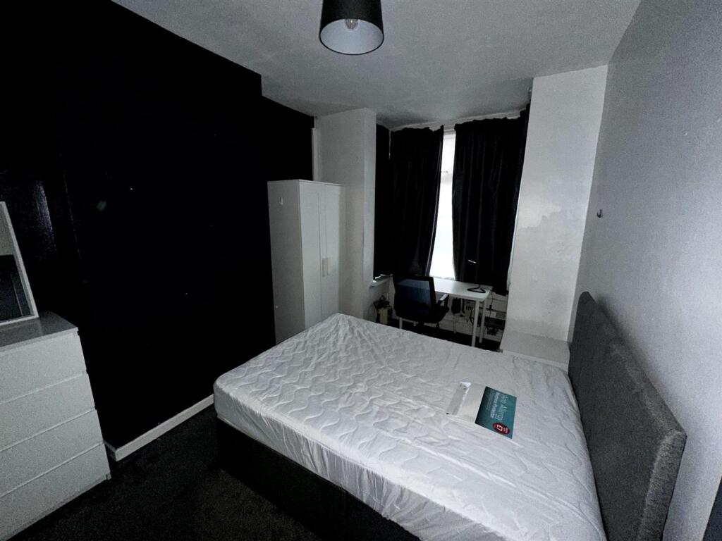 Bedroom 1.jpg