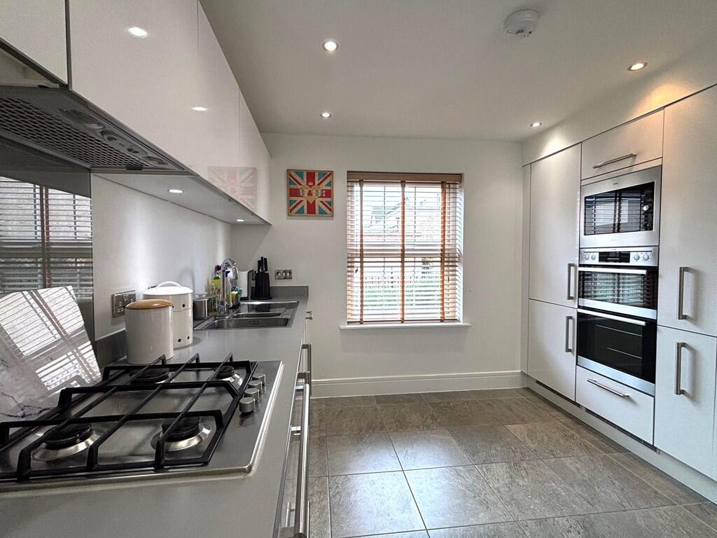 58f498db-4282-4d3...