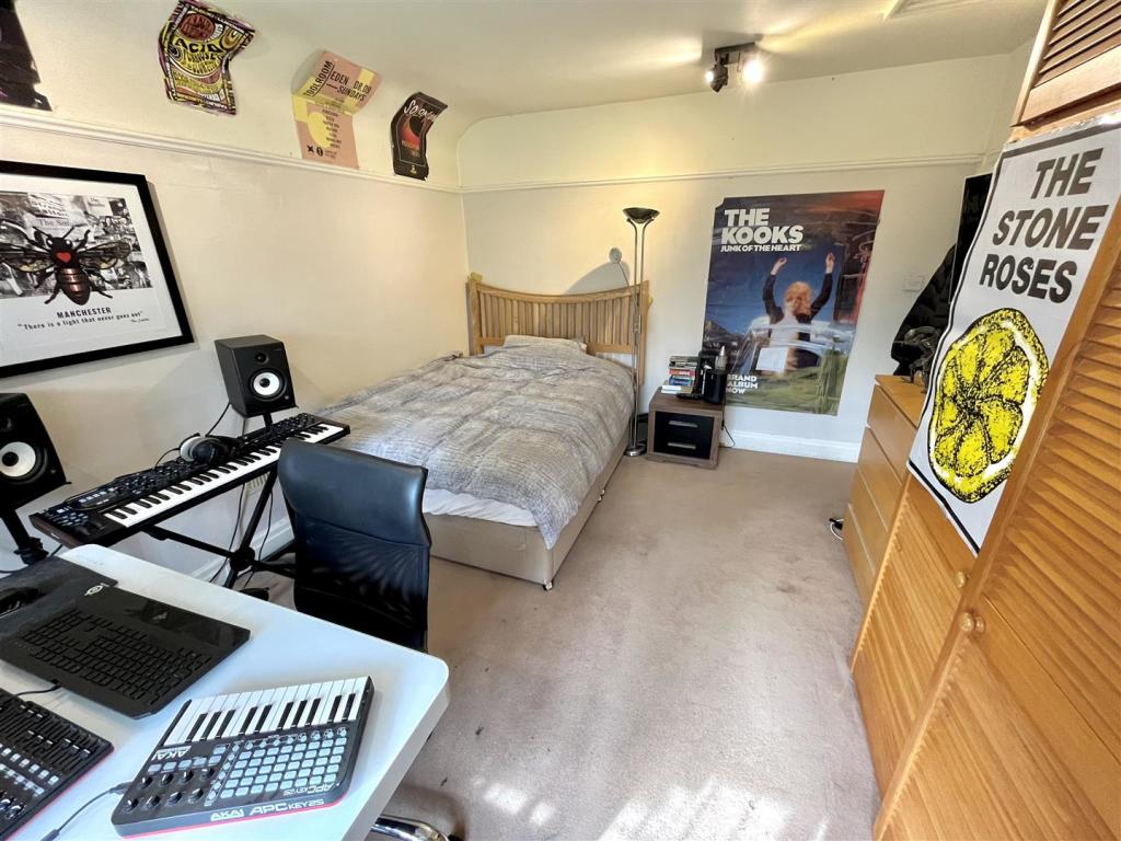 Bedroom 1.jpg
