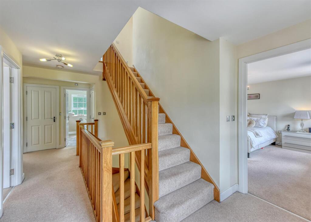4 Great Hall Grove-landing2.jpg