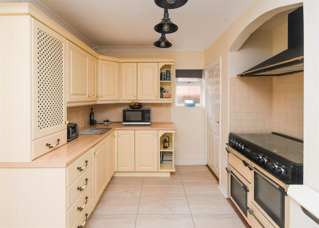 16 Clive Road - Kitchen (2).jpg
