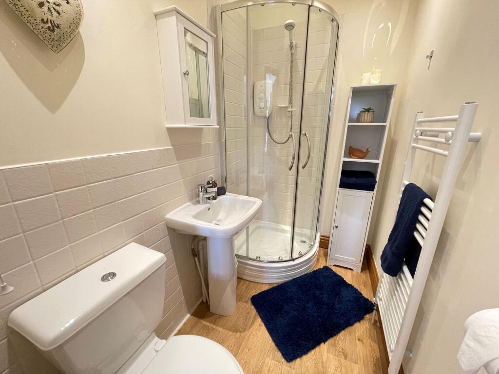 EN-SUITE SHOWER ROOM