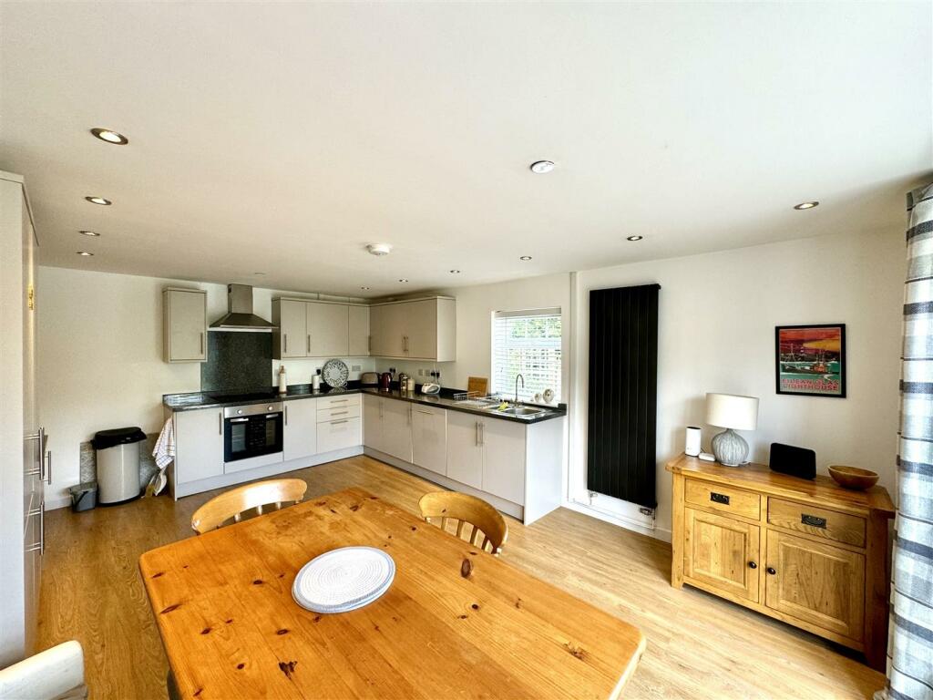 OPEN PLAN KITCHEN/DINING ROOM