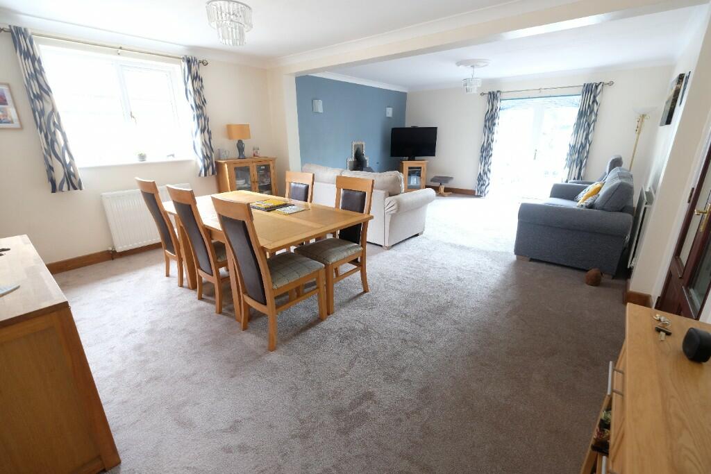 SITTING/DINING ROOM