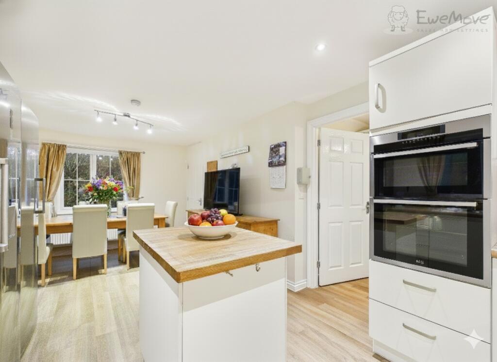 EWEMOVE SOUTH MOLTON - KITCHEN