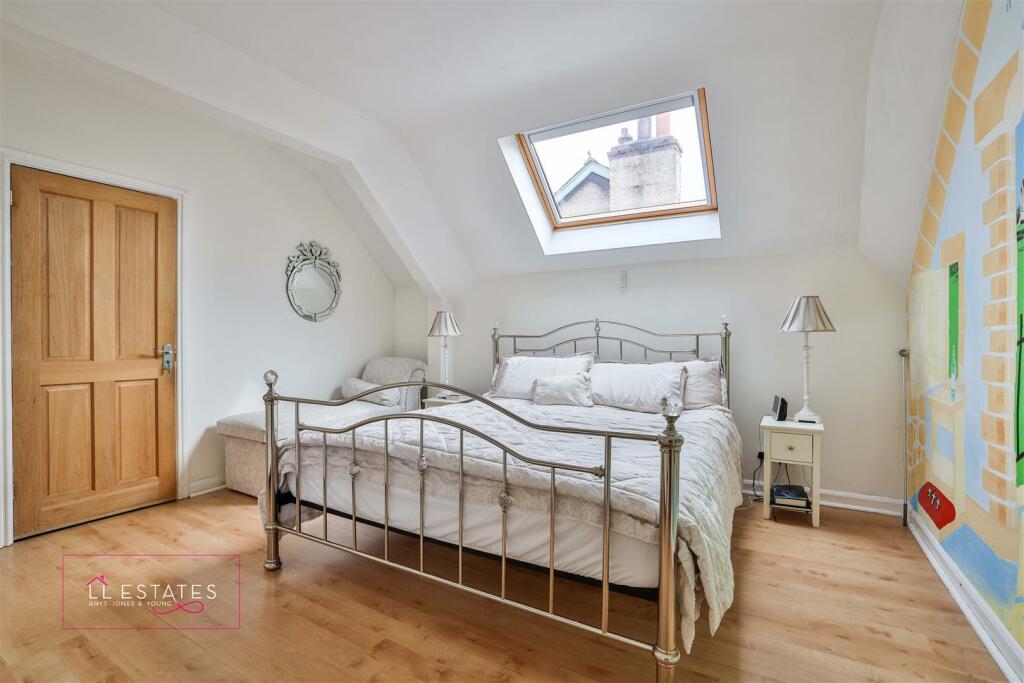 bed 1.jpg