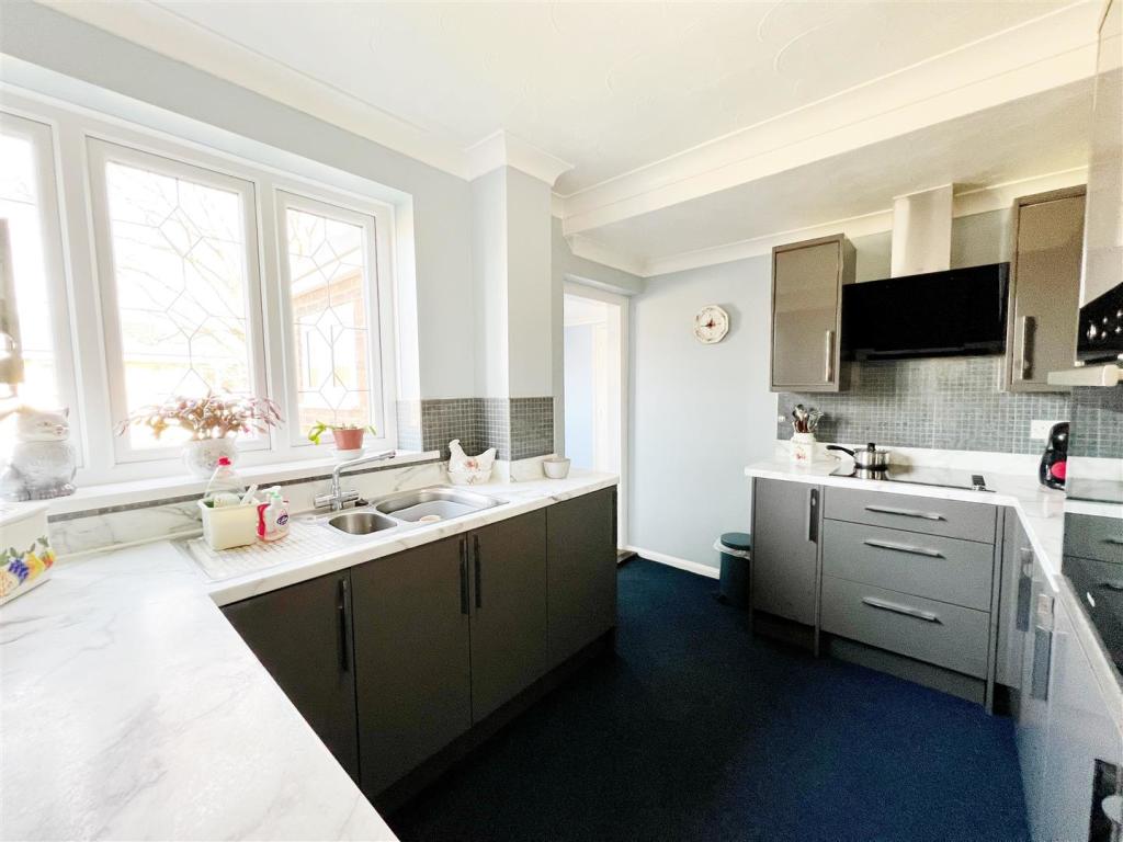 Kitchen 1.jpg
