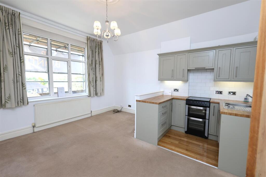 RECEPTION / KITCHEN