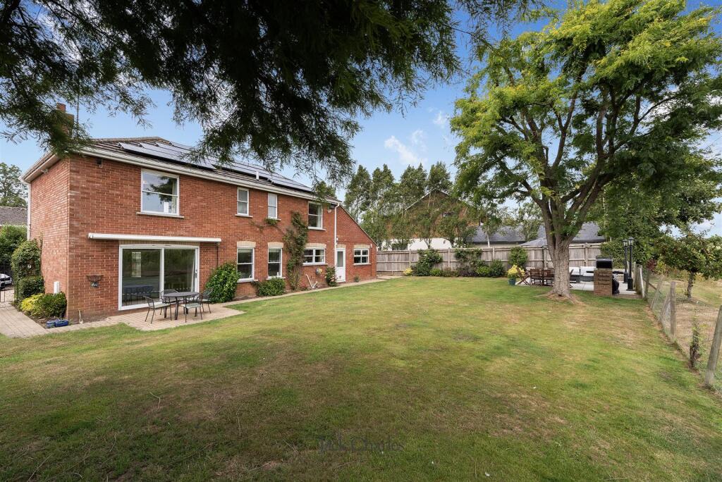 2 Chelsfield Close, TN11 0DW 016.jpg