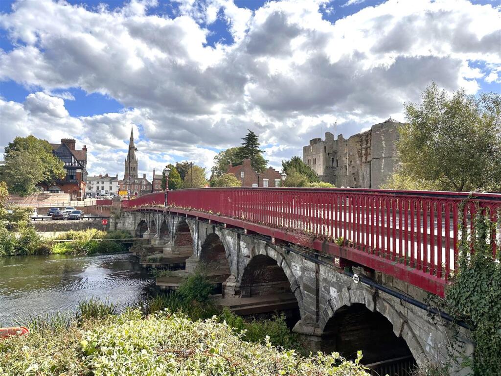 Delightful Town Centre Setting 642