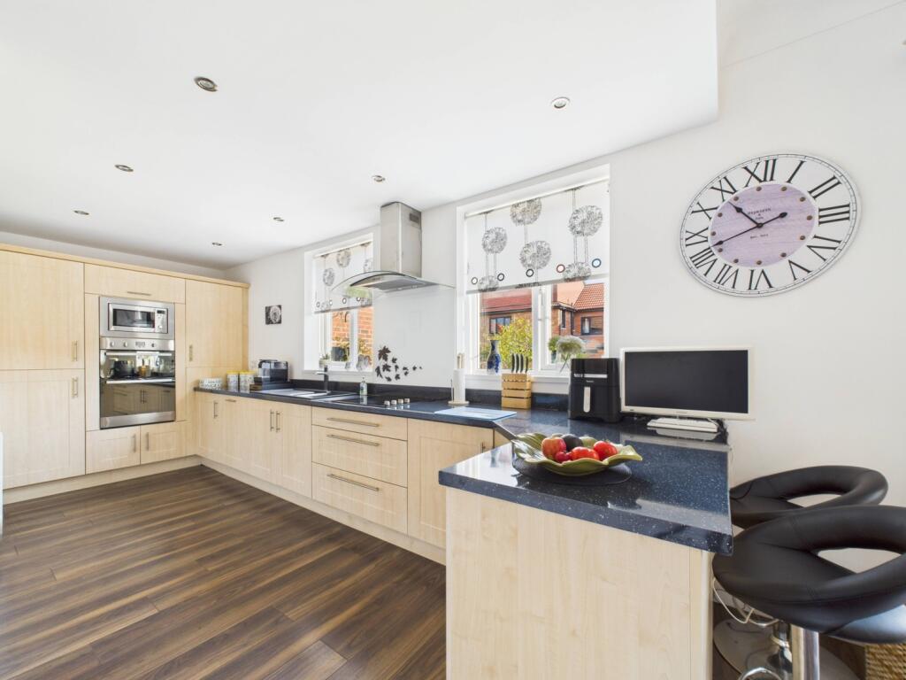 CAM02195G0-PR0092-STILL011