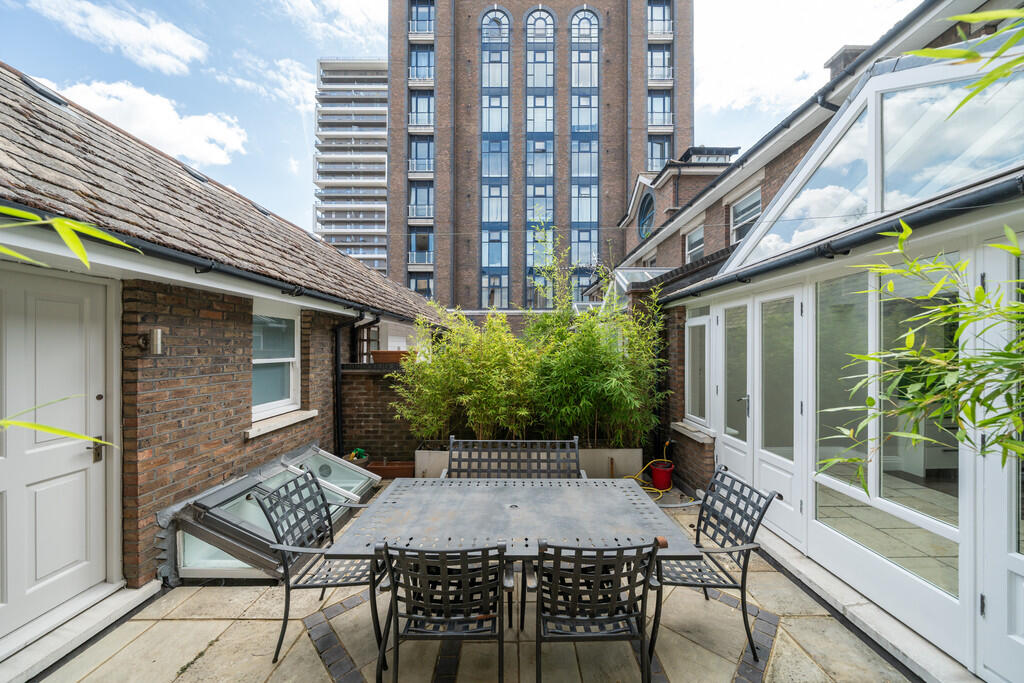 8 Coral Row, SW11...