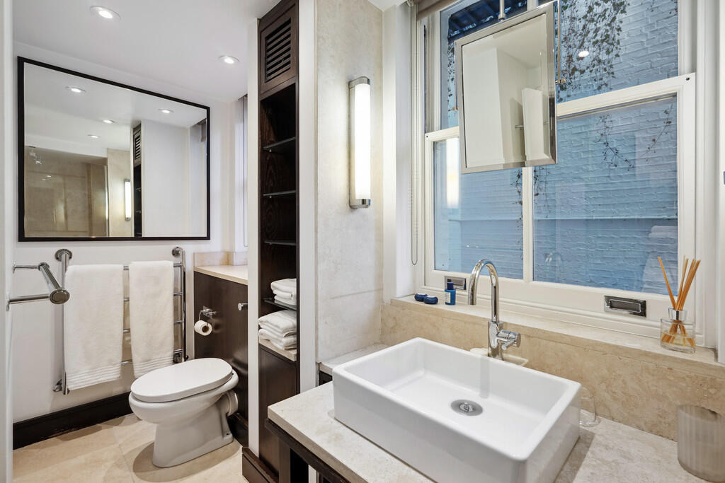 Flat D 12-12A Enn...