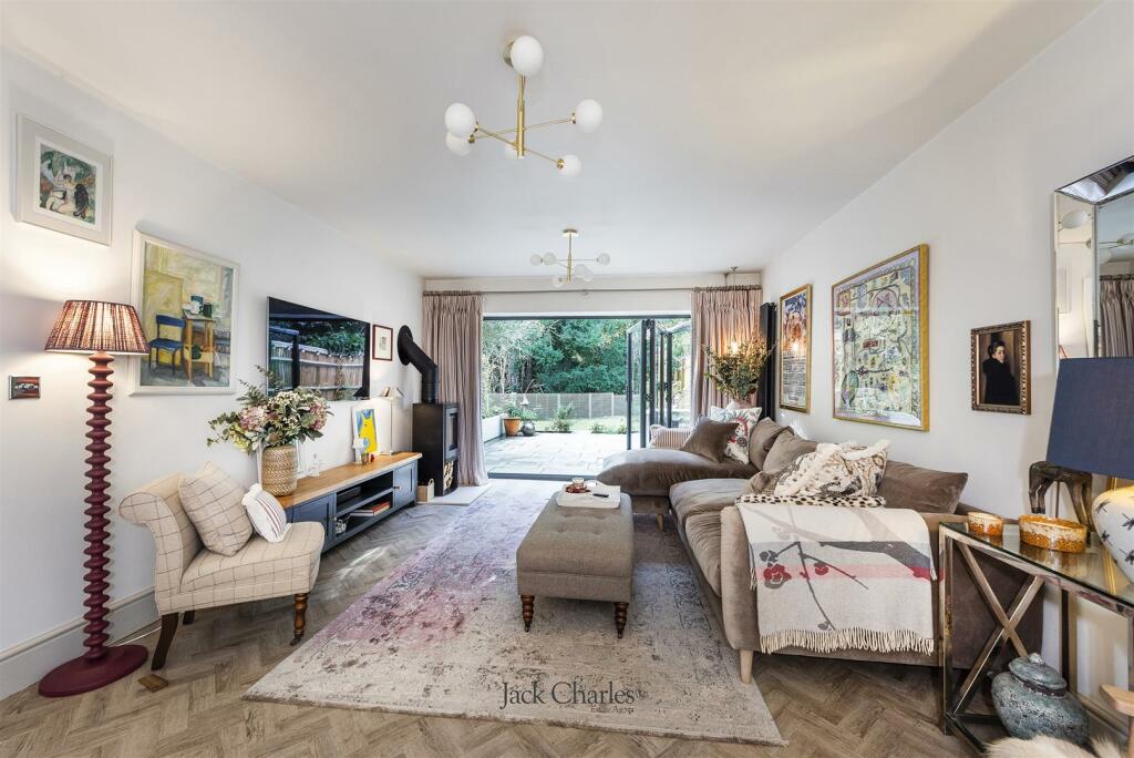 2 Oakhurst Park Gardens, TN11 8BF 007.jpg
