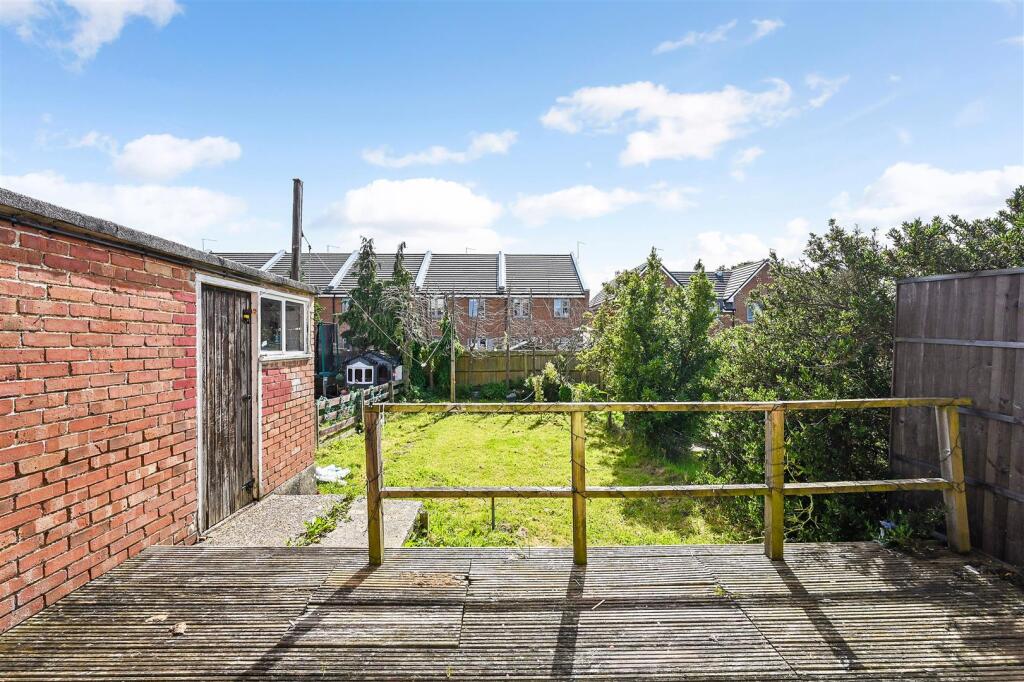 Decking to Garden.jpg