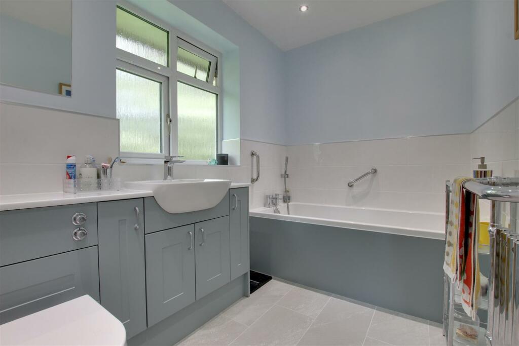EN-SUITE BATHROOM