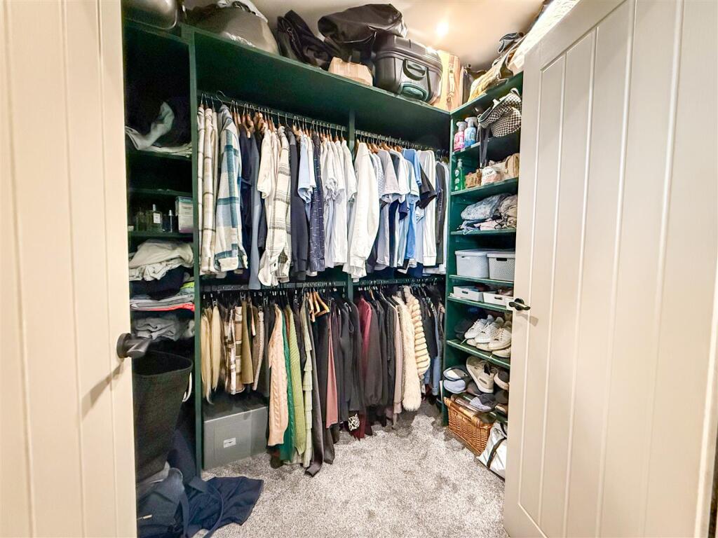WALK-IN DRESSING ROOM