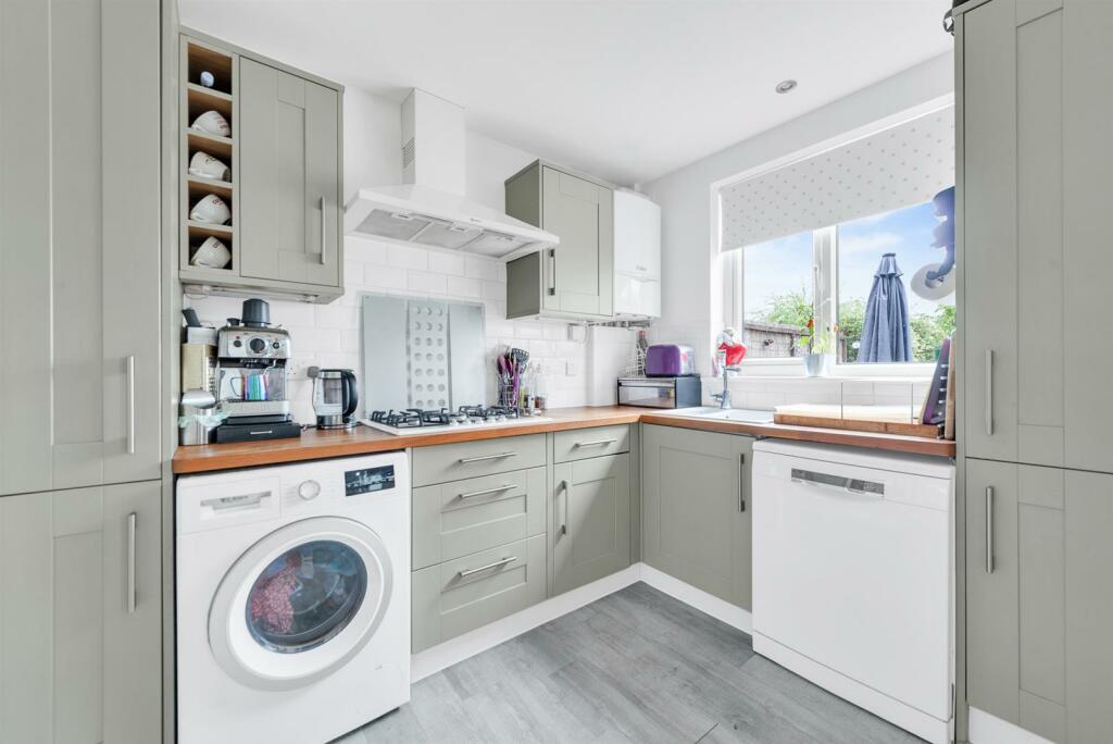 FITTED KITCHEN
