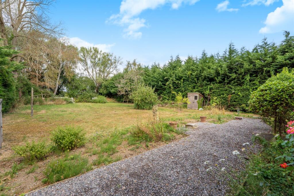 DRIVEWAY &amp; GARDENS FORE OF THE HOUSE.jpg