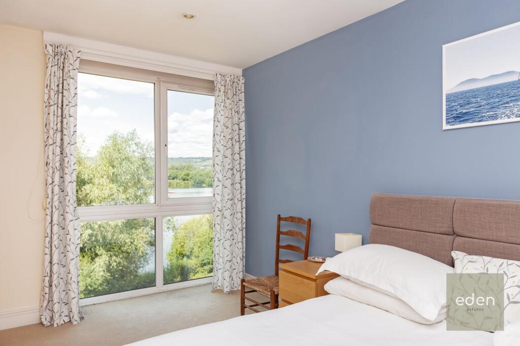 Master Ensuite bedroom with walk in wardrobe