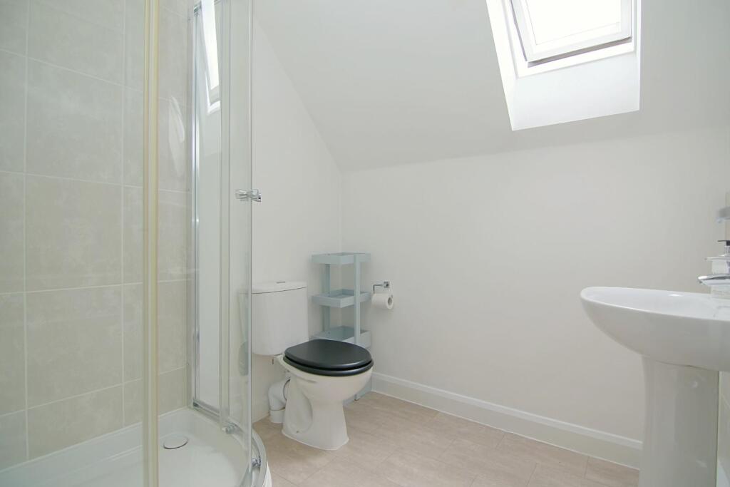 BATHROOM (SECOND FLOOR)