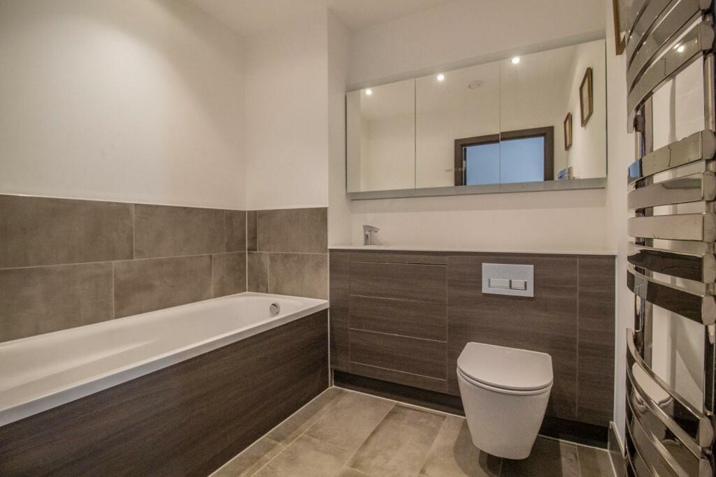 87 Harland Court [Bathroom].jpg