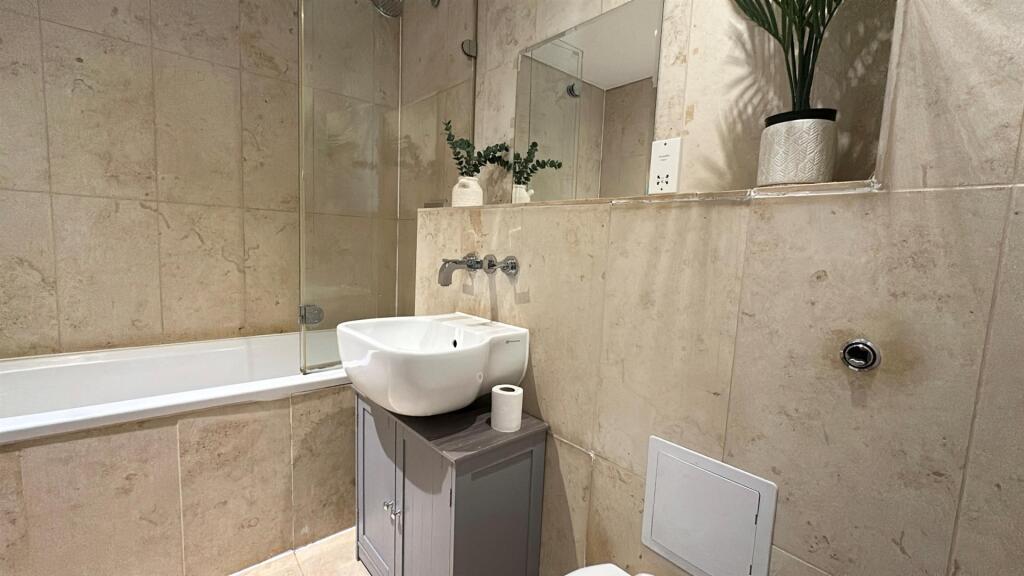 Bathroom 1.jpg