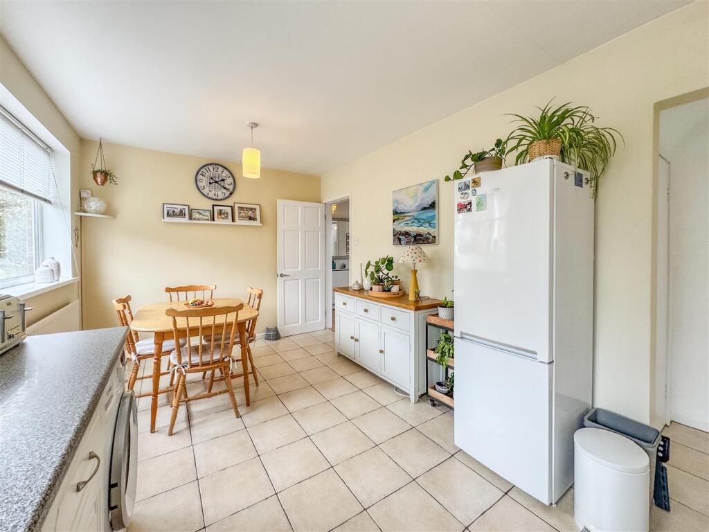 BREAKFASTING KITCHEN