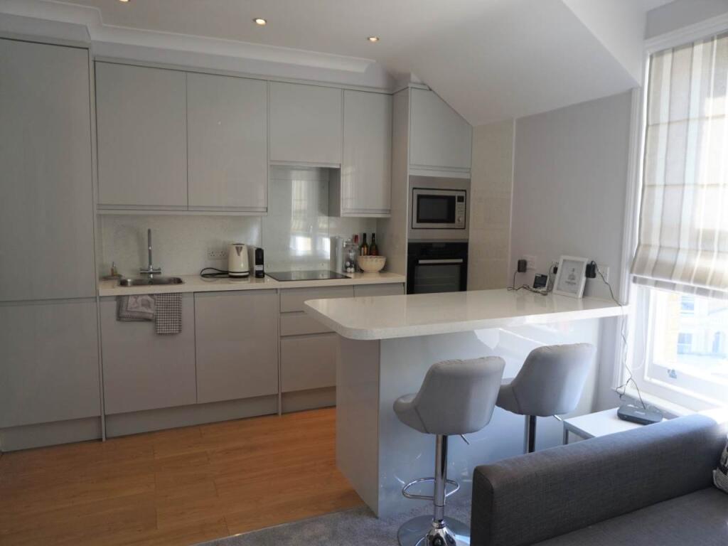 Monson Colonnade, 24