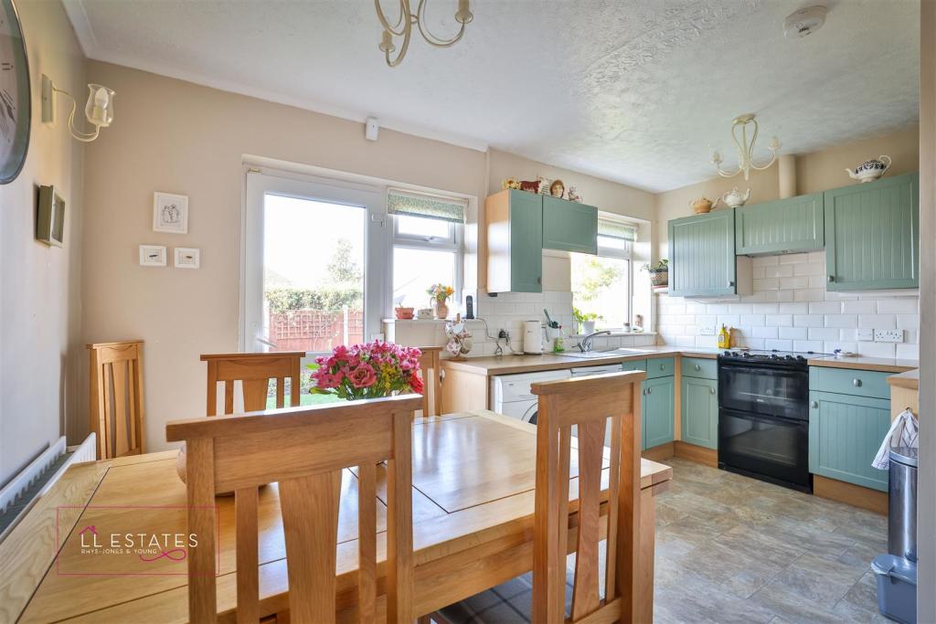 Kitchen 2.jpg