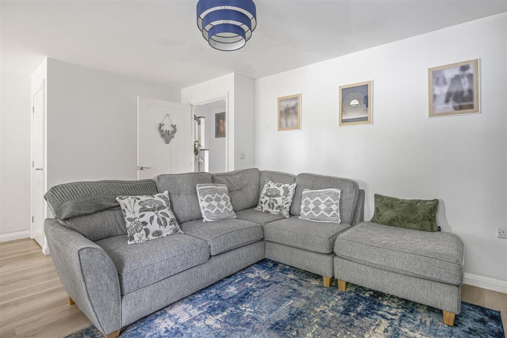 6 Reindeer Court, Potterpury (11).JPG