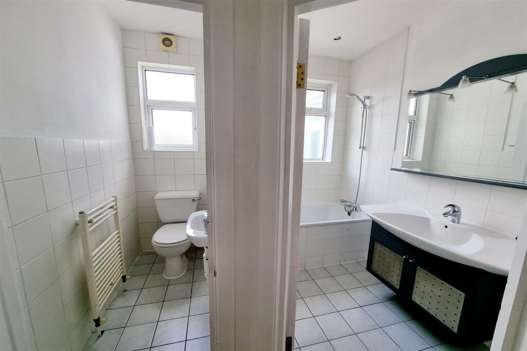 MODERN BATHROOM &amp; SEP. WC.