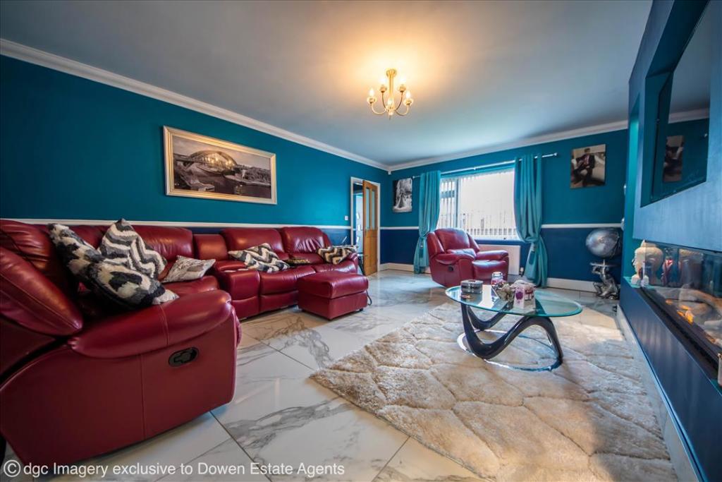 LOUNGE/DINING ROOM