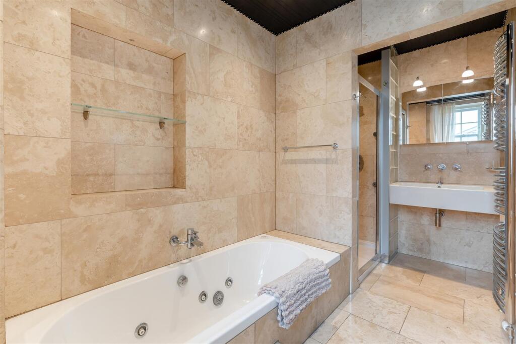8654181-interior30.jpg