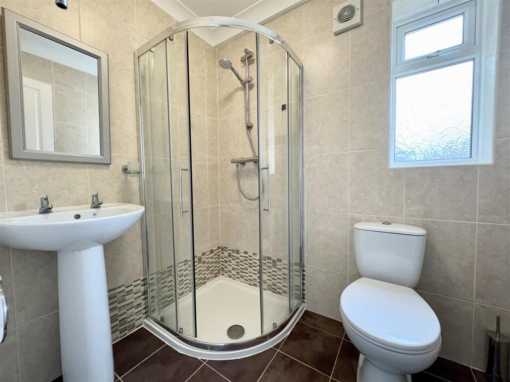 9. shower rm.jpg